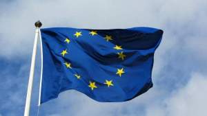 Imagem da matéria: União Europeia Propõe Congelar Contas Bancárias para Evitar Saques em Massa; Bitcoin é a Solução?