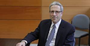 Imagem da matéria: Nobel de Economia que “Previu” a Blockchain em Artigo de 2007 Recomenda Contenção de Criptomoedas