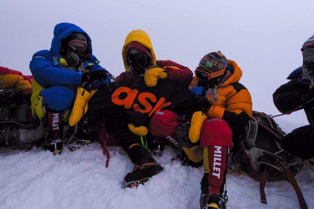 Imagem da matéria: ASKfm Leva Tokens ao Topo do Monte Everest para Promover ICO - Uma Verdadeira Afirmação de Ambição