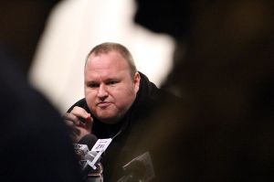 Imagem da matéria: "Invista em Bitcoin e ouro antes que o dólar vire papel higiênico”, diz fundador do Megaupload