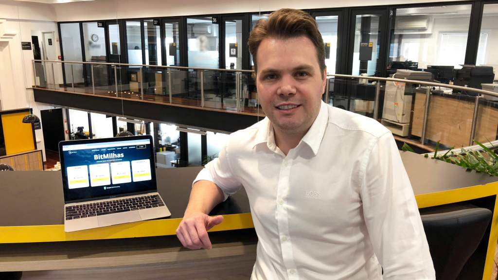 Imagem da matéria: Brasileiro cria empresa que troca milhas aéreas por Bitcoin