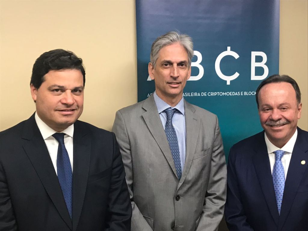 Imagem da matéria: Associação brasileira de criptomoedas se junta a deputados para discutir critpoeconomia