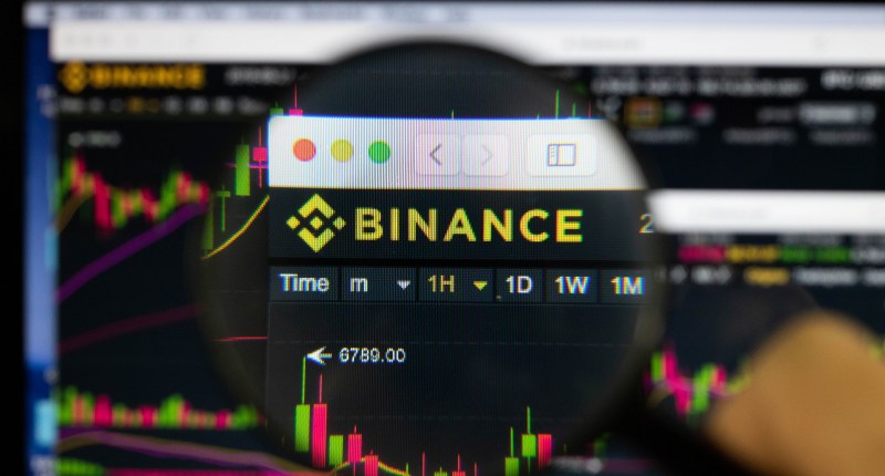 Imagem da matéria: Por suspeita, Binance congela contas de corretora de criptomoedas