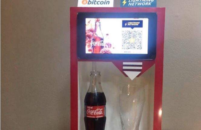 Imagem da matéria: Empresário brasileiro cria máquina que vende Coca-Cola com Bitcoin