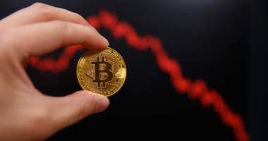 Imagem da matéria: Bitcoin despenca novamente e atinge menor preço do ano; criptomoedas sofrem