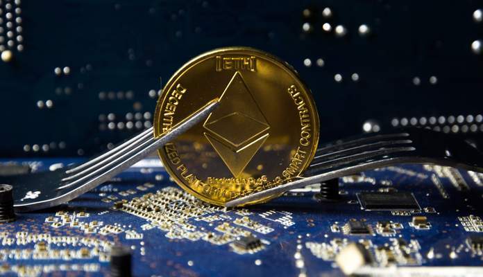 Imagem da matéria: Vulnerabilidade adia hard fork do Ethereum e preço da criptomoeda despenca