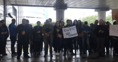 Imagem da matéria: Clientes da InDeal fazem manifestação pela empresa em frente ao Ministério Público em Porto Alegre