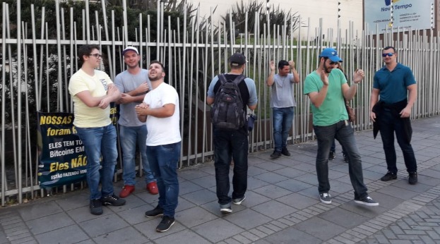 Imagem da matéria: Bitcoin Banco recebe clientes com saques travados, mas protesto fracassa