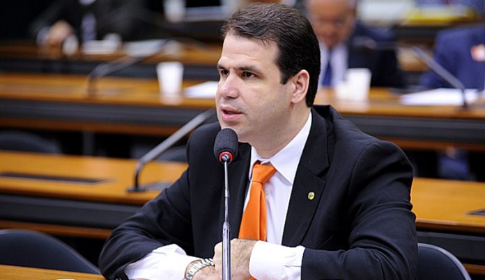 Imagem da matéria: Deputado Aureo Ribeiro coleta assinaturas para criar CPI das Pirâmides Financeiras de criptomoedas