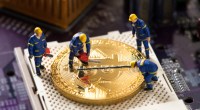 Miniaturas de homens em cima de moeda de Bitcoin gigante fazendo medição pela metade