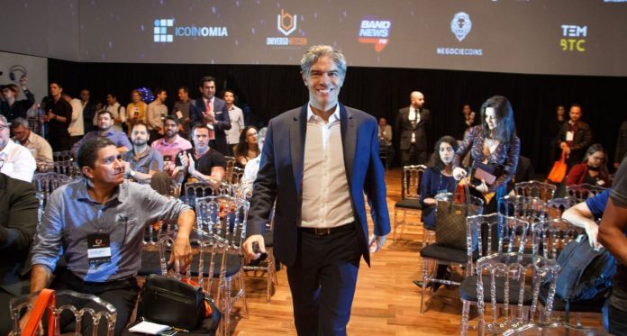 Imagem da matéria: Economista Ricardo Amorim foi estrela de evento do Bitcoin Banco: "Não recomendei"