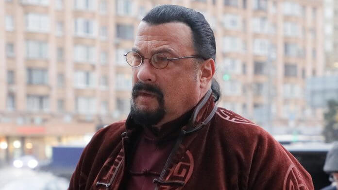 Imagem da matéria: SEC multa Steven Seagal em R$ 1,5 milhão por promover criptomoeda e omitir valores