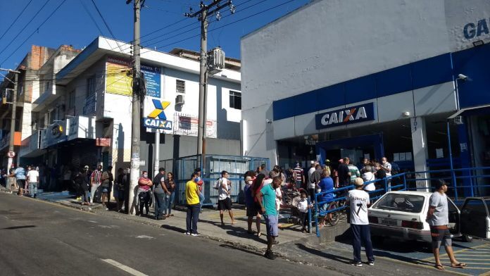 Imagem da matéria: Fila para receber auxílio emergencial chega a mais de 300 metros em agência da Caixa Econômica