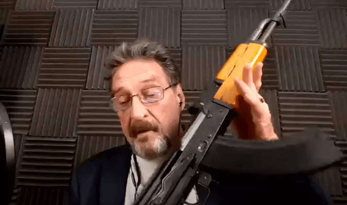 Imagem da matéria: Impressão de dinheiro levará dólar ao colapso, diz John McAfee