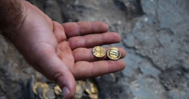 Imagem da matéria: Jovens encontram 425 moedas de ouro do século IX em escavações em Israel