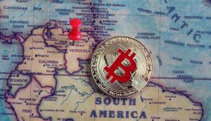 Moeda de Bitcoi sob mapa da América comd estaque para Venezuela