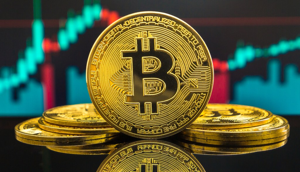 moeda de bitcoin com gráfico ao fundo