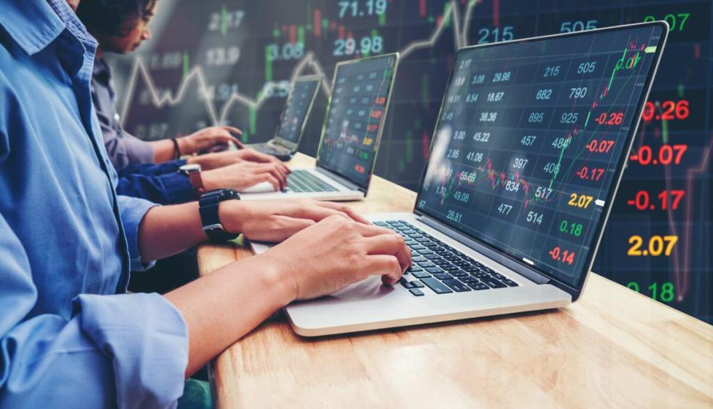 computador simulando trade