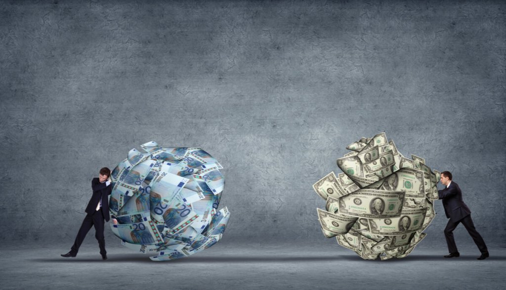 Imagem da matéria: Euro supera dólar em pagamentos globais pela primeira vez desde 2013, diz Swift