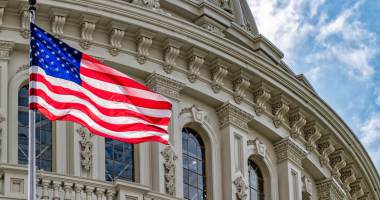 Prédio do Capitólio, o Congresso dos Estados Unidos, com bandeira