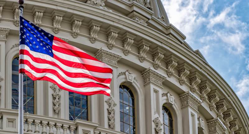 Prédio do Capitólio, o Congresso dos Estados Unidos, com bandeira