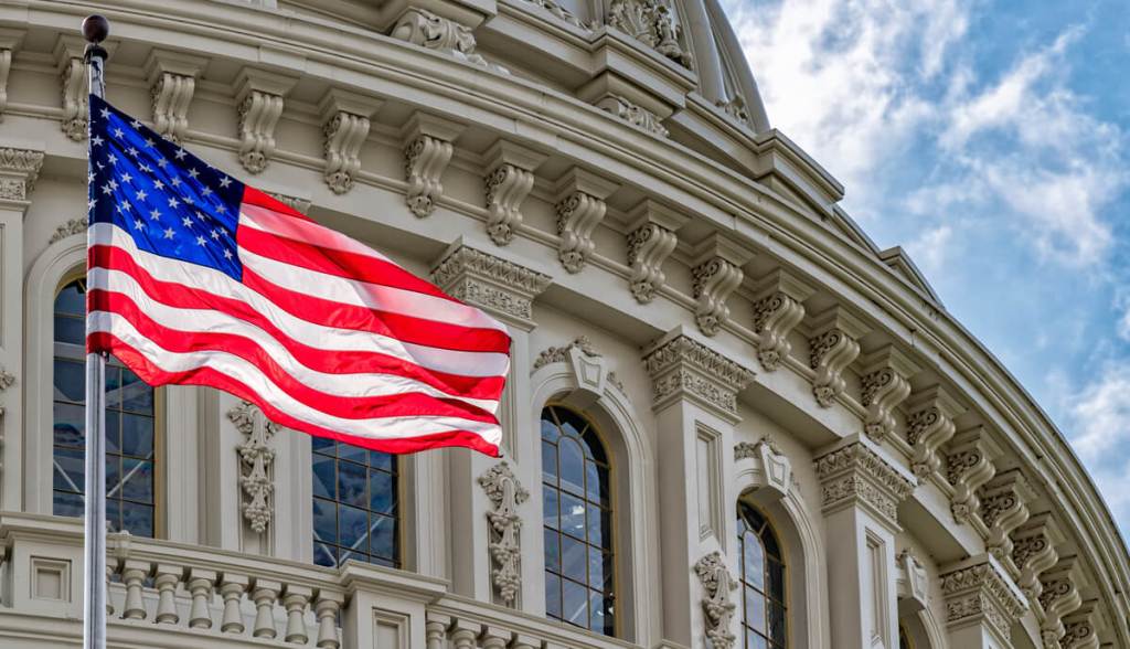 Prédio do Capitólio, o Congresso dos Estados Unidos, com bandeira