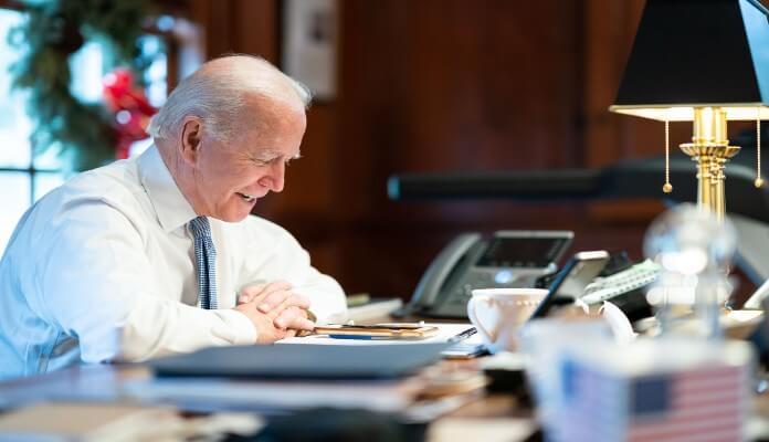 Imagem da matéria: Entenda como irá funcionar o imposto que Biden quer aplicar sobre mineração de Bitcoin