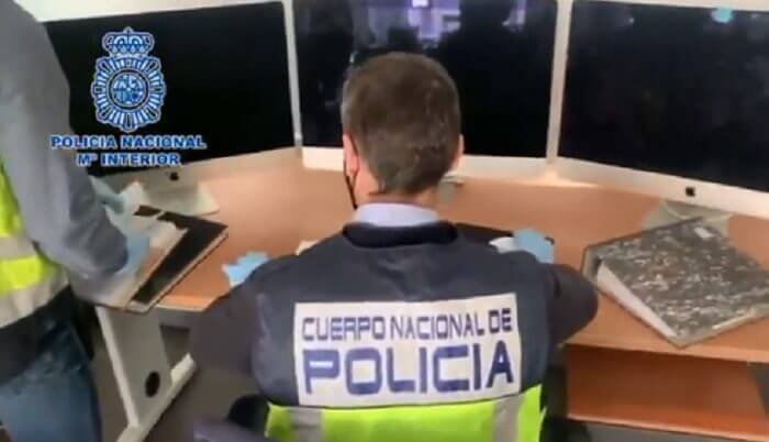 Imagem da matéria: Polícia da Espanha prende quatro pessoas acusadas roubar 380 bitcoins com pirâmide