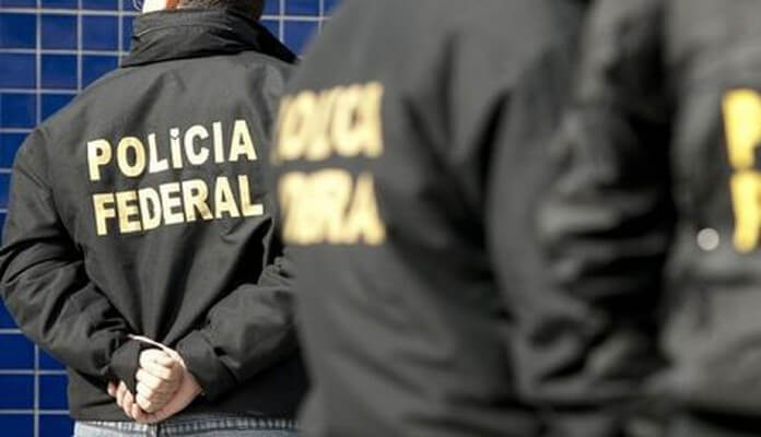 Policiais federais fotografados de costas