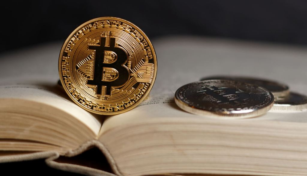Imagem da matéria: Professor lança livro com estudo sobre como regular e tributar criptomoeda