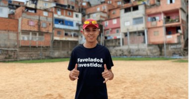 Murilo Duarte, o Favelado Investidor, posa para foto em favela