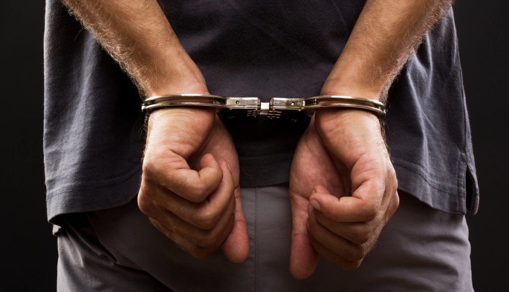 Closem em mãos de um homem que usa algemas