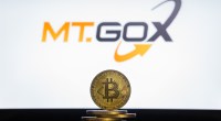 Moeda de Bitcoin à frente de logo da Mt. Gox