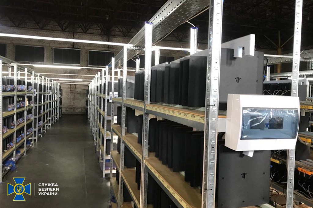 Imagem da matéria: Fazenda com milhares PlayStations na Ucrânia era de robôs do FIFA, não de criptomoedas