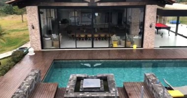 Imagem da matéria: Quarto blindado e piscina na sala: vídeo mostra casa de R$ 6 milhões do falso Rei do Bitcoin