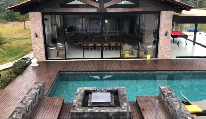 Imagem da matéria: Quarto blindado e piscina na sala: vídeo mostra casa de R$ 6 milhões do falso Rei do Bitcoin