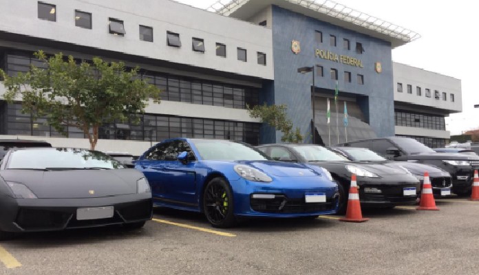 Imagem da matéria: Carros de luxo, joias e dinheiro escondido: as fotos do que PF encontrou na operação contra o Rei do Bitcoin