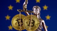 Estátua da justiça com moedas de Bitcoin - regulação europeia