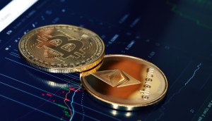 Imagem da matéria: Bitcoin (BTC) sobe e volta aos US$ 45 mil nesta segunda; Ethereum (ETH) cai