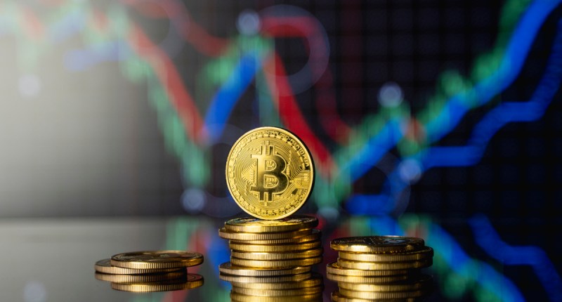 Imagem da matéria: Bitcoin (BTC) cai 1% nesta terça, mas duas altcoins sobem dois dígitos