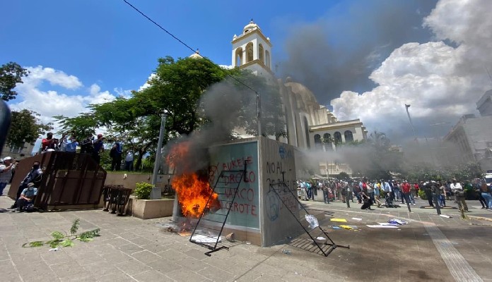 Imagem da matéria: Manifestantes colocam fogo em caixa eletrônico de Bitcoin em El Salvador; veja vídeo