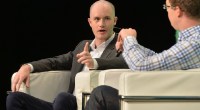 Imagem da matéria: Reguladores ameaçam processar corretora Coinbase e CEO se revolta: “Intimidação"