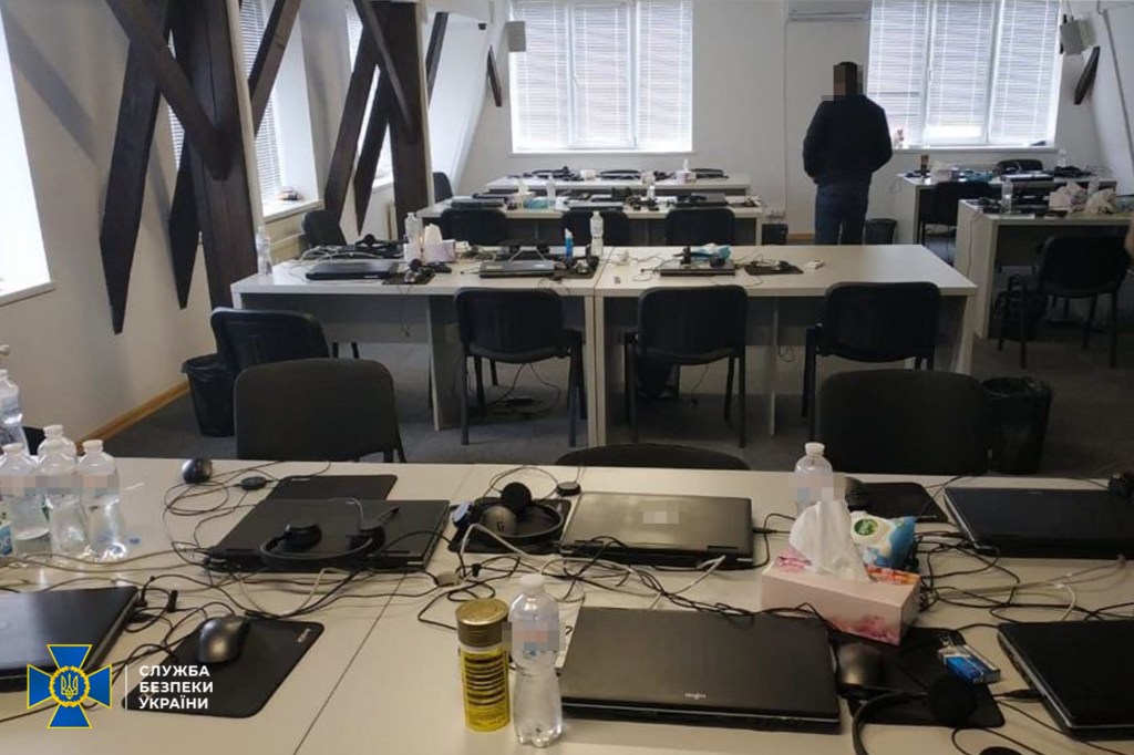 Imagem da matéria: Ucrânia fecha call center clandestino especializado em golpes com criptomoedas