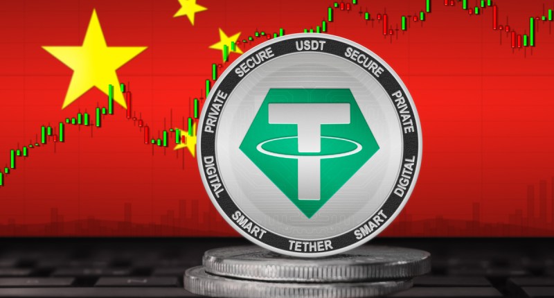 Ilustração mostra moeda de Tether USDT à frente de bandeira da China