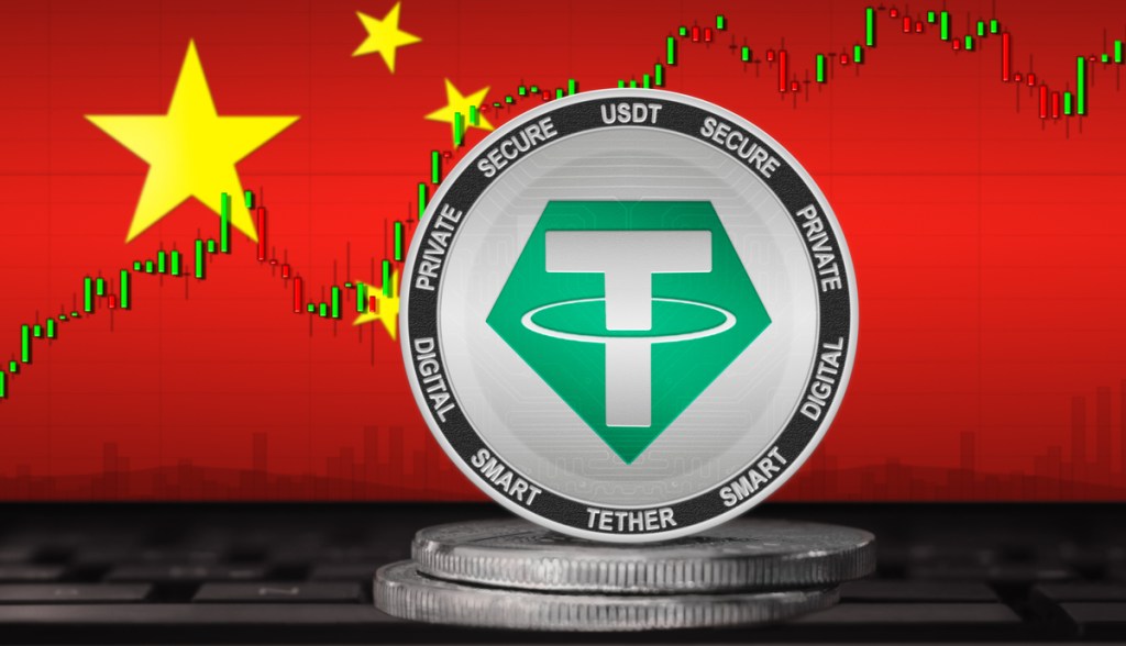 Ilustração mostra moeda de Tether USDT à frente de bandeira da China