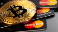 Moeda de Bitcoin sobre cartões Mastercard