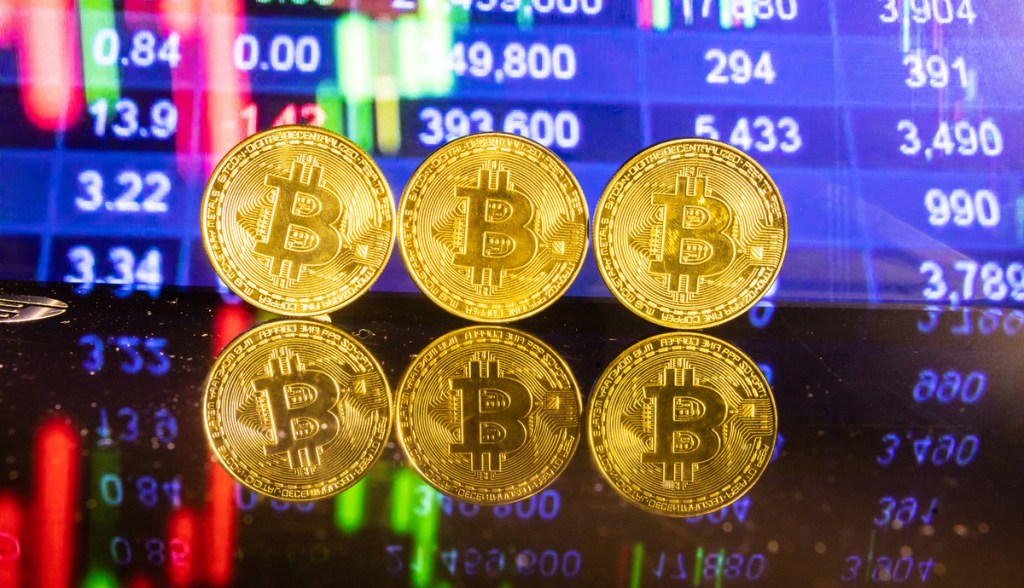 Imagem da matéria: Bitcoin supera os US$ 64 mil e flerta com recorde histórico de preço