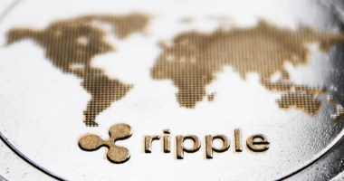 Moeda prateada da Ripple com logo do XRP