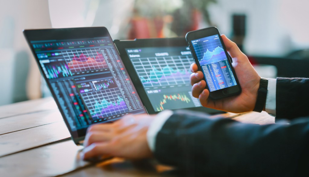 Imagem da matéria: O que é arbitragem com criptomoedas e como ganhar dinheiro com o sistema?
