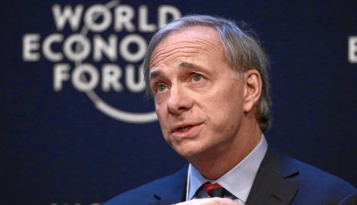 Imagem da matéria: Preço do Bitcoin estável enquanto Ray Dalio alerta que "algo pior do que uma recessão" está se aproximando